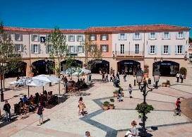 Réservation d'un VTC ou d'un taxi privé entre la gare de Marseille Saint Charles et le Village de Marques de Miramas