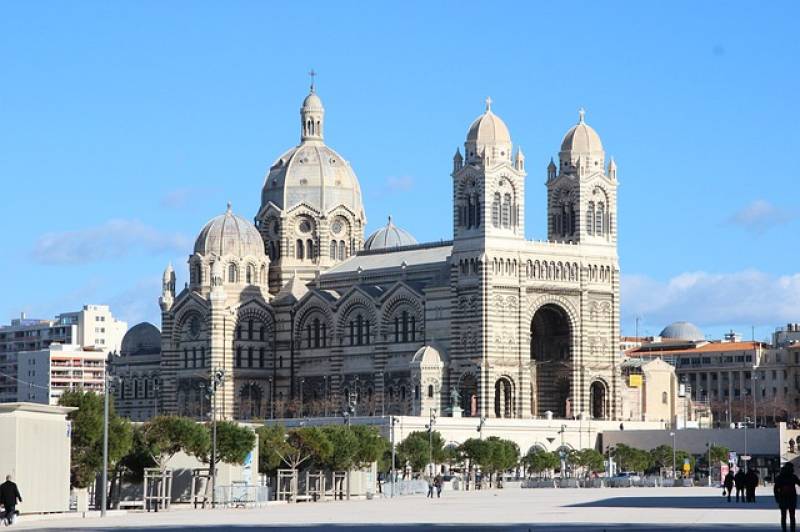 Transfert aéroport avec un chauffeur VTC au départ de Marseille Saint Loup